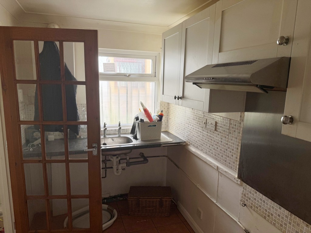 Lot: 22 - ONE-BEDROOM BUNGALOW WITH GARDEN FOR INVESTMENT OR OCCUPATION - Kitchen